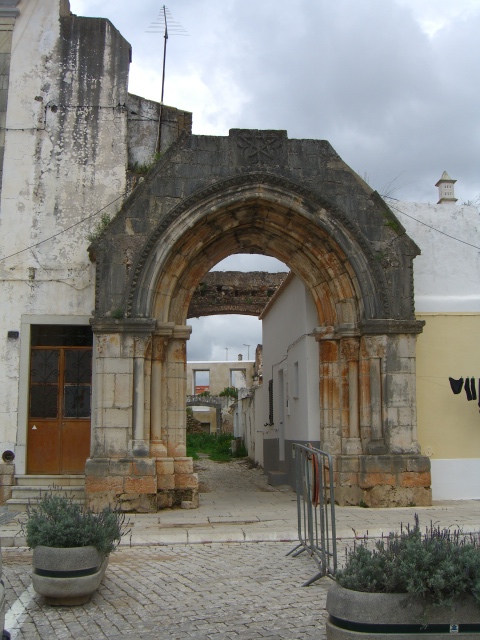 The distinction between the merely old and what constitutes a ruin is somewhat blurred in the centre of Loulé, Portugal.