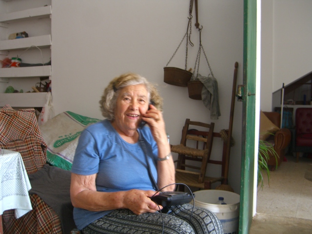 Maria do Rósario received a phone call from her grand daughter. She is telling her what a lovely birthday party she is having.